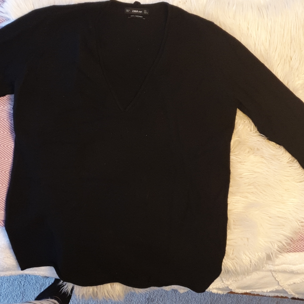Black Vneck Cashmere sweater